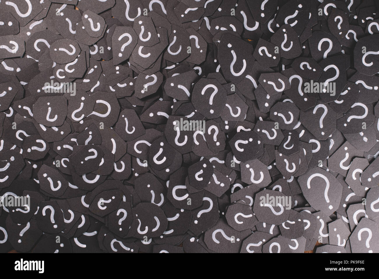 Full Frame Bild von schwarzem Papier mit Fragezeichen für Hintergrund. Konzept der Frage, Problem, FAQ, Q&A und Geheimnis Stockfoto