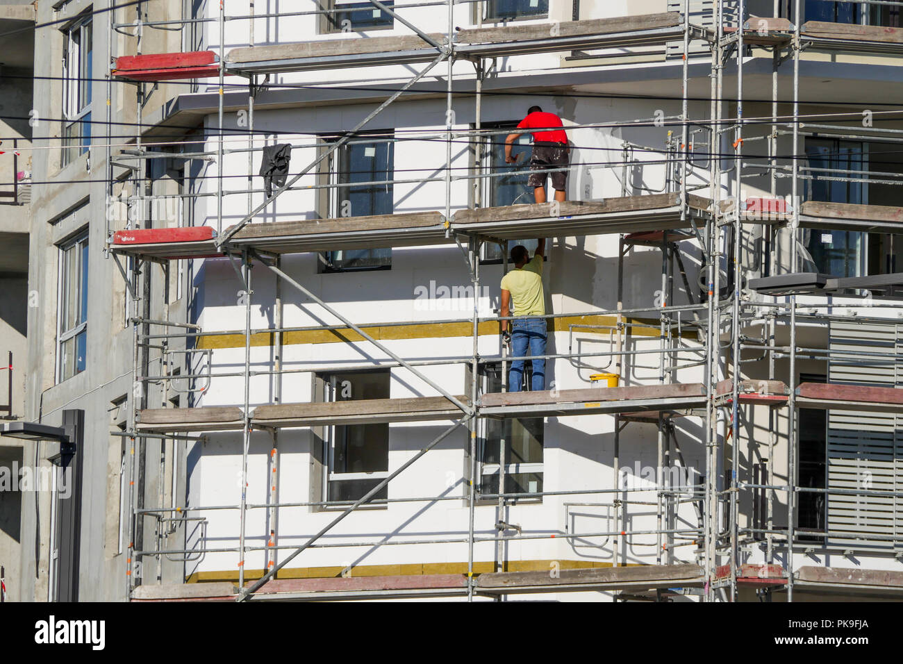 Einbau der Dämmung auf ein neu gebautes Gebäude, Bron, Frankreich Stockfoto
