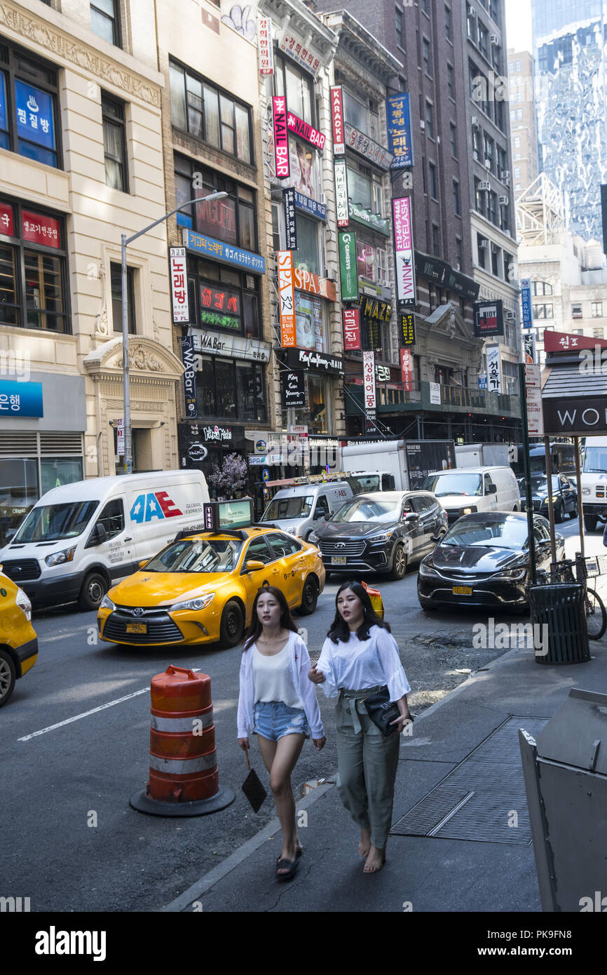 32. Straße, zwischen der 5. und 6. Avenue, als Korea Town bekannt ist oft mit Verkehr in Manhattan, NYC überfüllt. Stockfoto