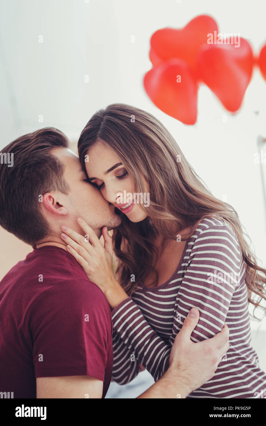 Portrait des jungen Mannes Küssen seine erstaunliche Freundin Stockfoto