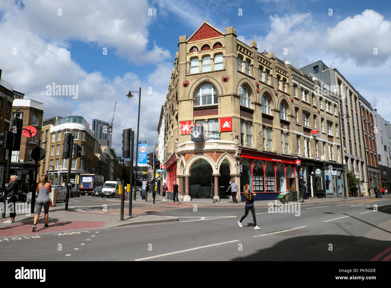 Ein Blick auf die Stirling Ackroyd Immobilien und Vermietung Agenten Gebäude an der Great Eastern Street und Vorhang Straße in Shoreditch East London UK KATHY DEWITT Stockfoto