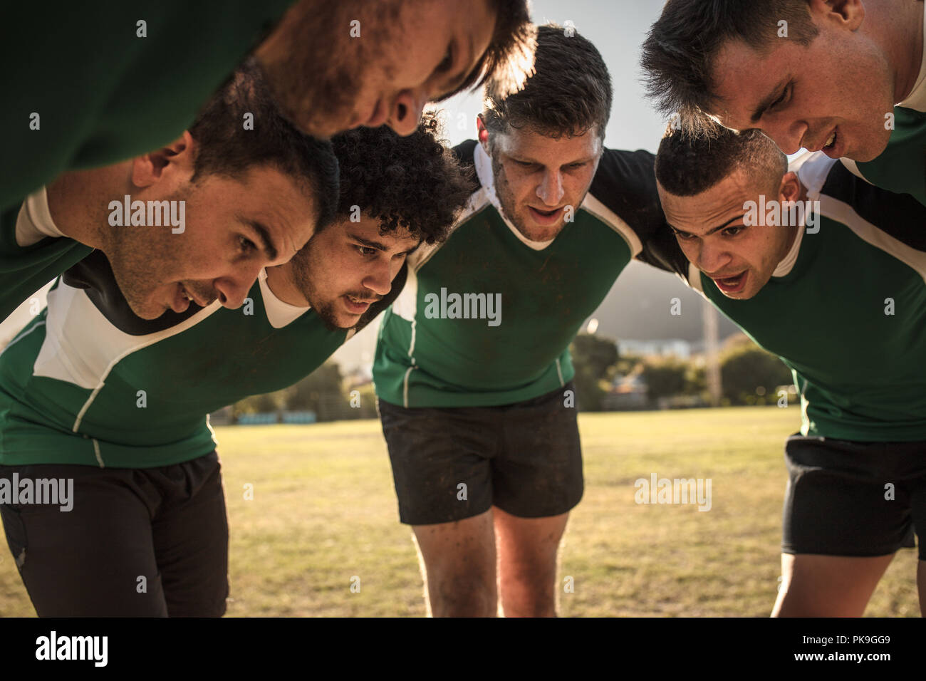 Mannschaft des Rugby Spieler in Unordnung, ihre Taktik zu diskutieren. Professionelle rugby Team in Unordnung während des Spiels. Stockfoto