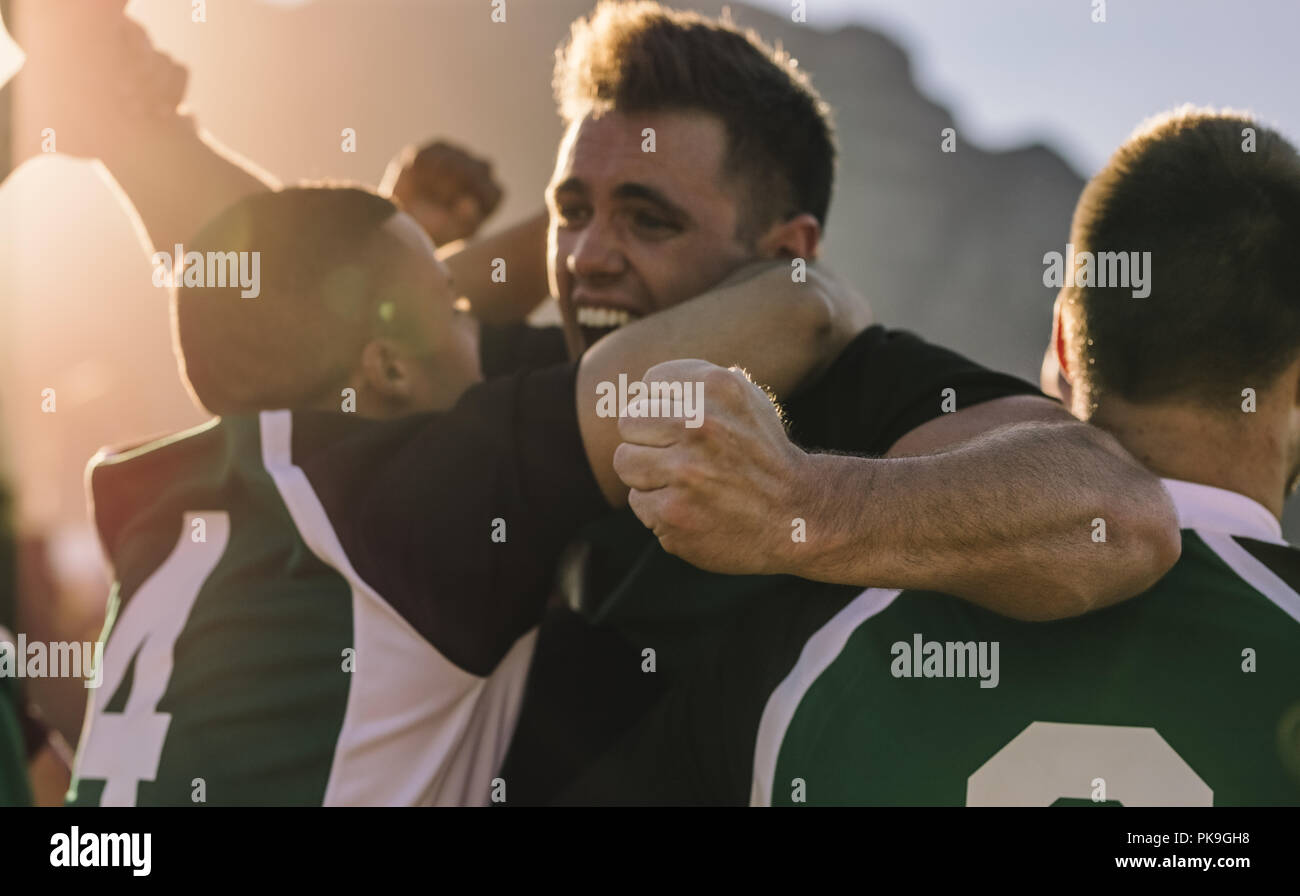 Erregt rugby spieler Feiern nach dem Gewinn eines Wettbewerbs. Mannschaft des Rugby Spieler jubeln nach dem Sieg. Stockfoto
