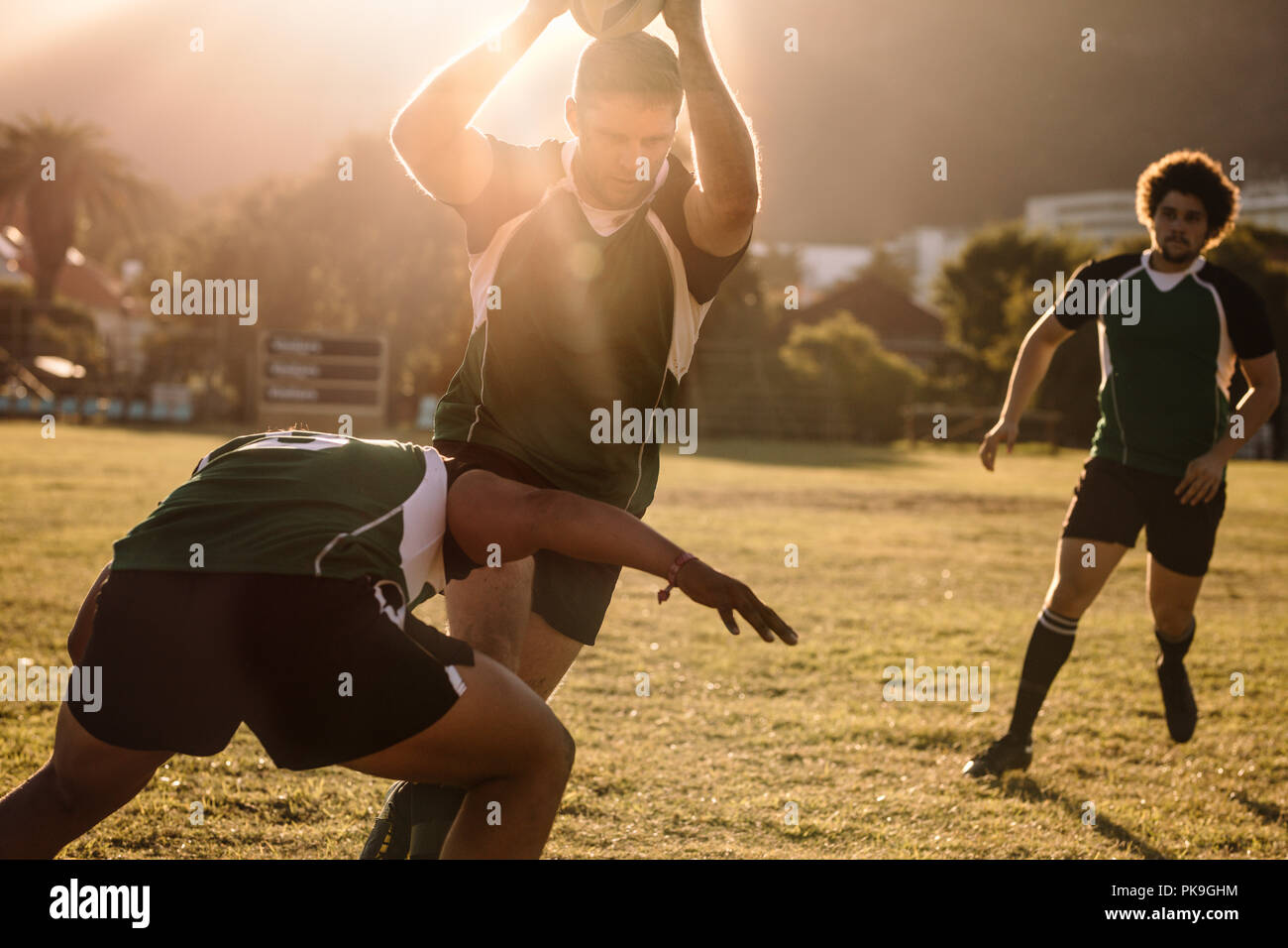 rugby-Spieler laufen mit Ball und Tackling während des Spiels. rugby-Spieler kämpfen im Spiel um den Ball. Stockfoto