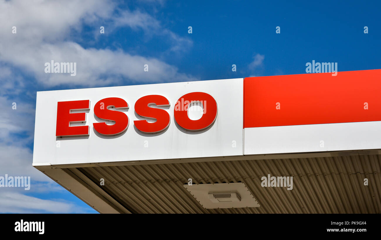 Loten, Norwegen - ESSO Tankstelle. ESSO ist ein Handelsname für ExxonMobil und seinen verbundenen Unternehmen. Stockfoto
