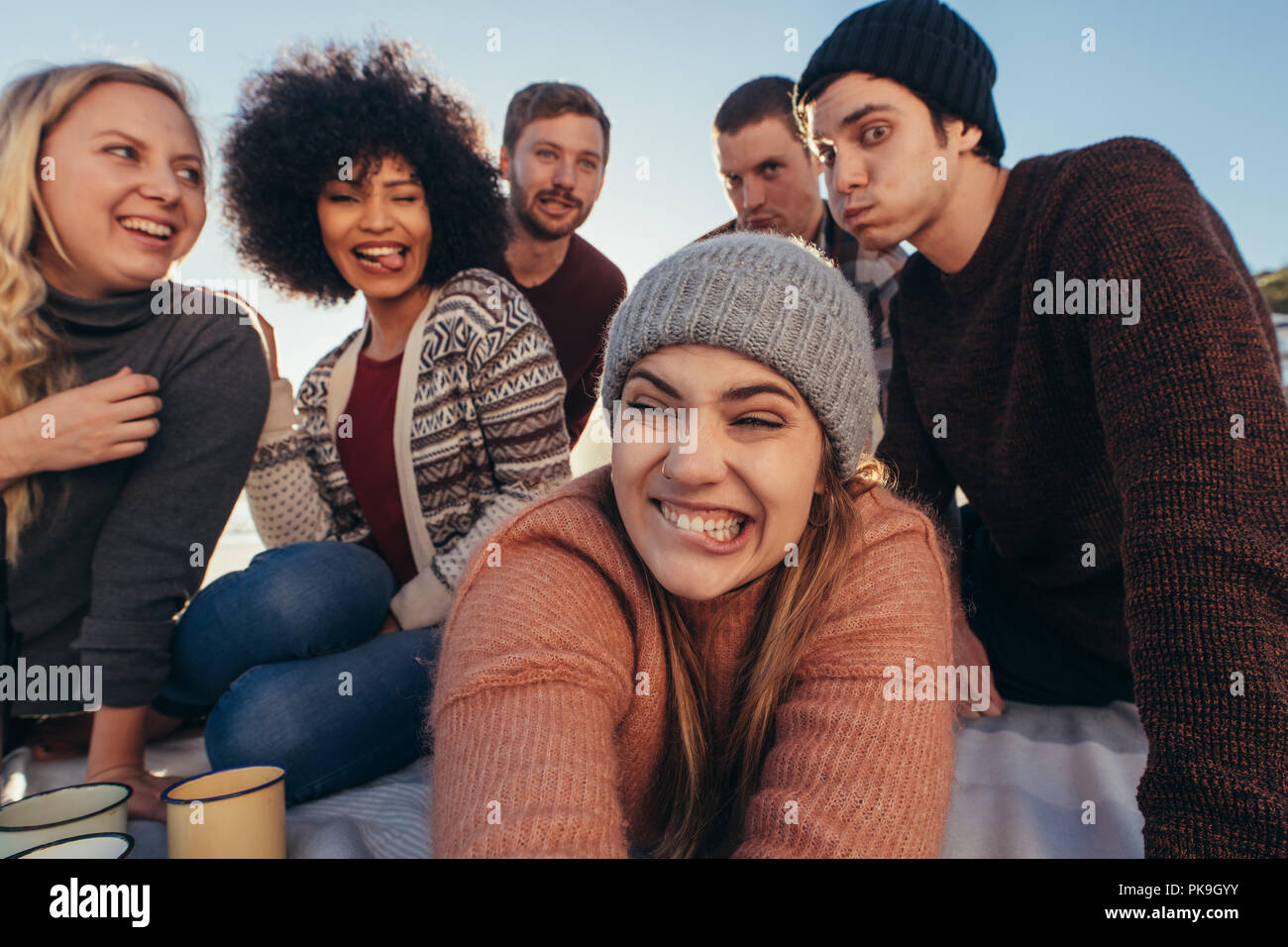 Gruppe von jungen Menschen, die lustige Gesichter während der Einnahme von selfie am Strand. Junge Leute zusammen genießen am Strand, ein Selbstportrait. Stockfoto