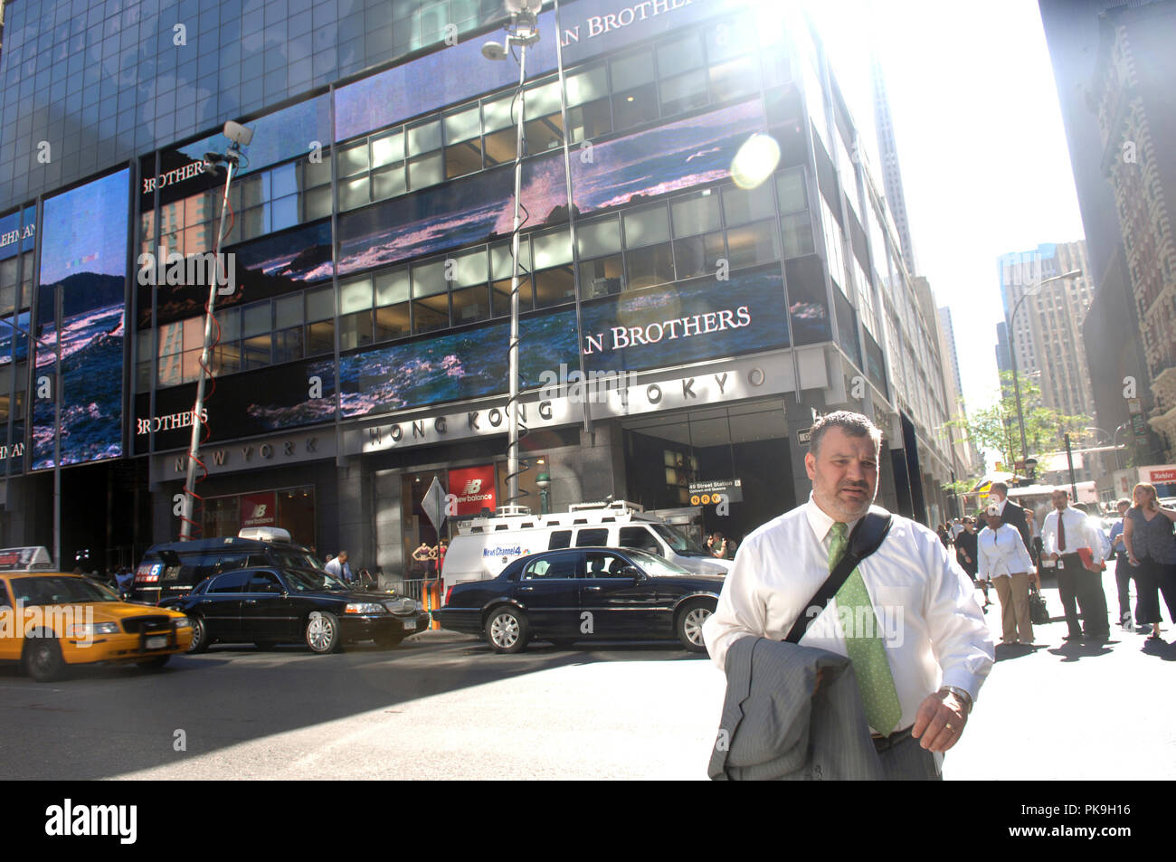 Passanten und Medien außerhalb des Lehman Brothers Global Headquarter in New York am Montag, 15. September 2008. Lehman Insolvenz schutz und ist eine der größten Investmentbanken seit den 90er Konkurs von Drexel Burnham Lambert während der Junk bonds Krise zu minimieren. (Â© Frances M. Roberts) Stockfoto