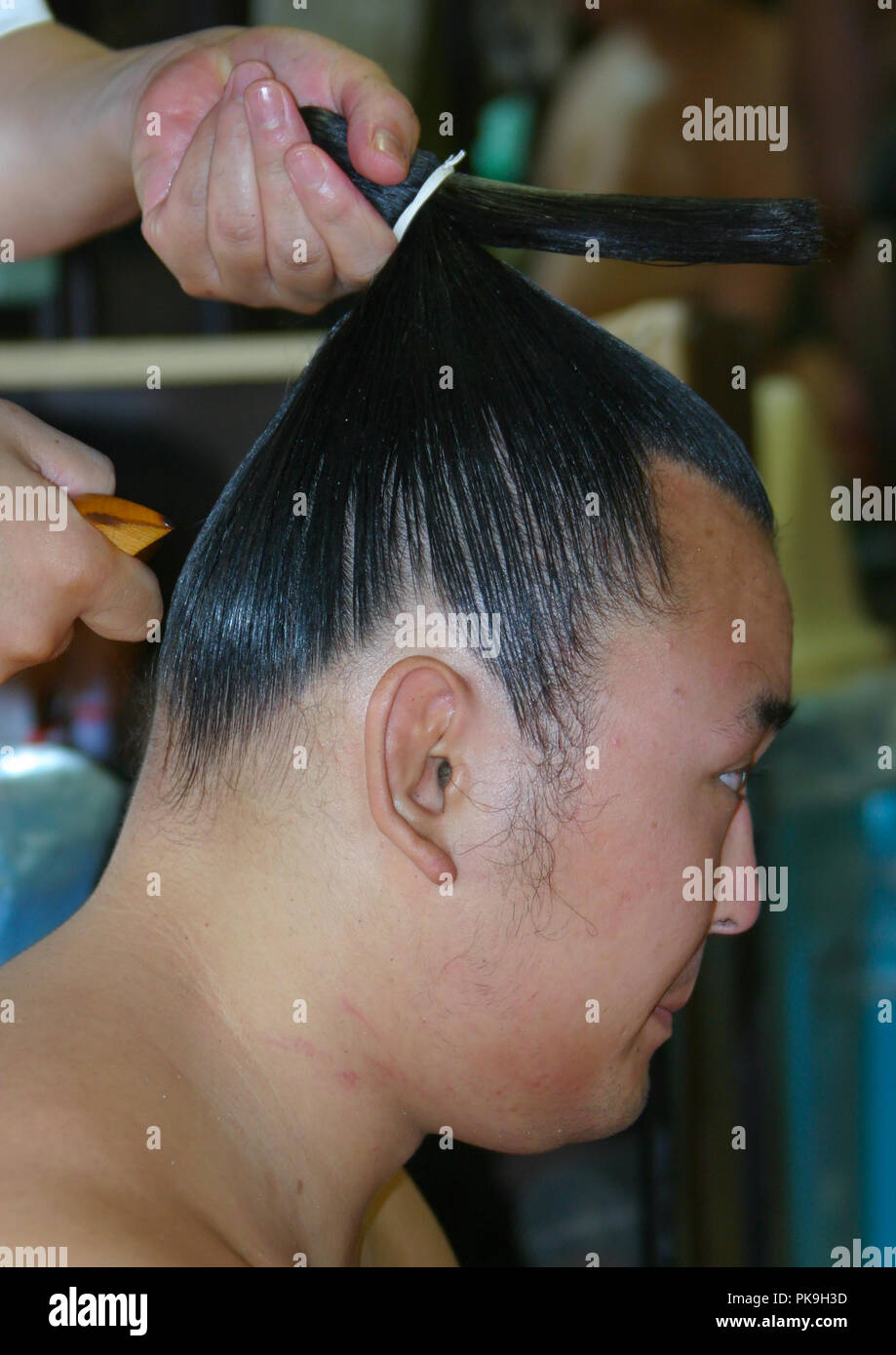 Friseur, ein Brötchen zu einem Sumo-ringer, Region Kanto, Tokio, Japan Stockfoto