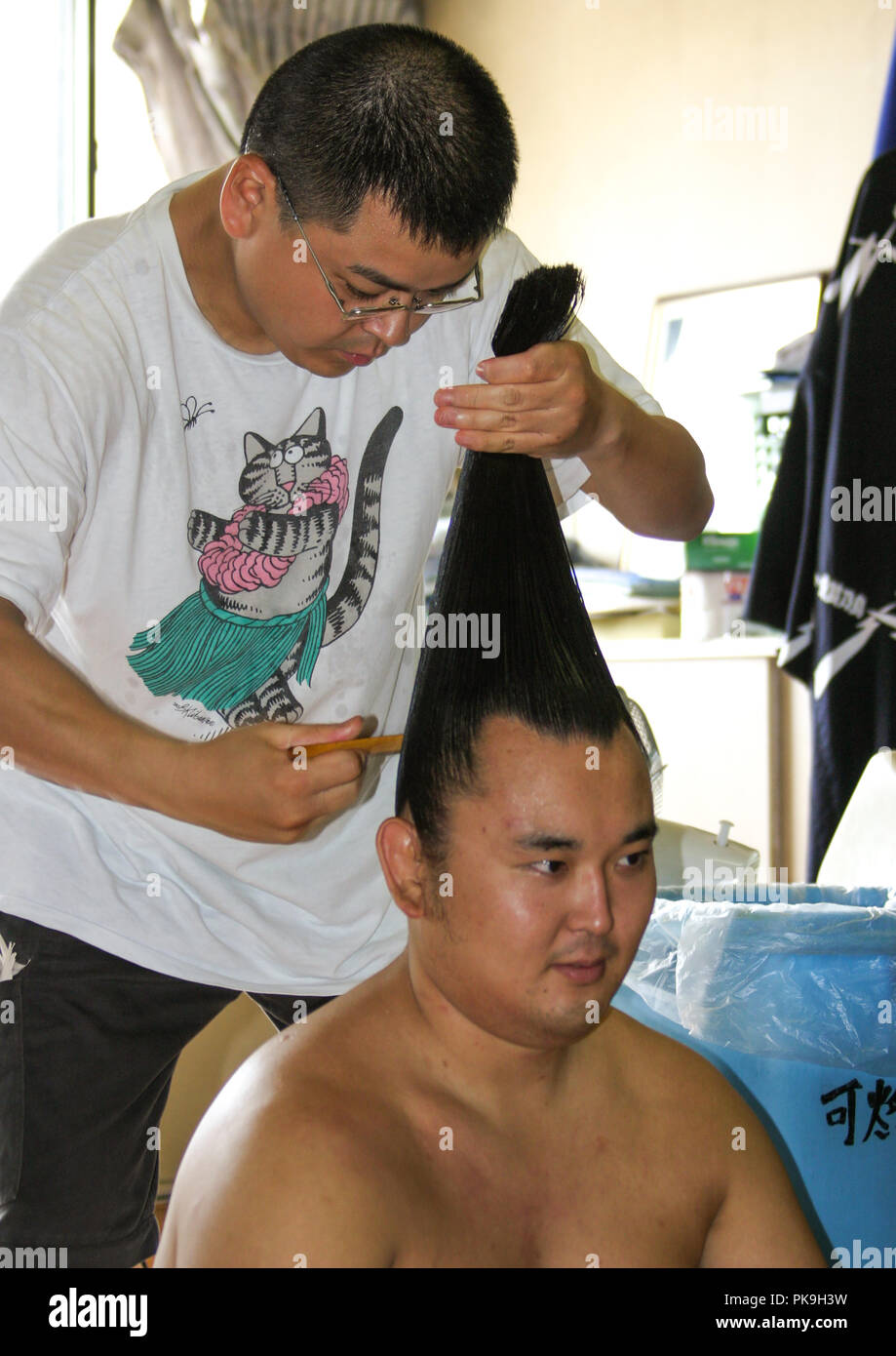Friseur, ein Brötchen zu einem Sumo-ringer, Region Kanto, Tokio, Japan Stockfoto