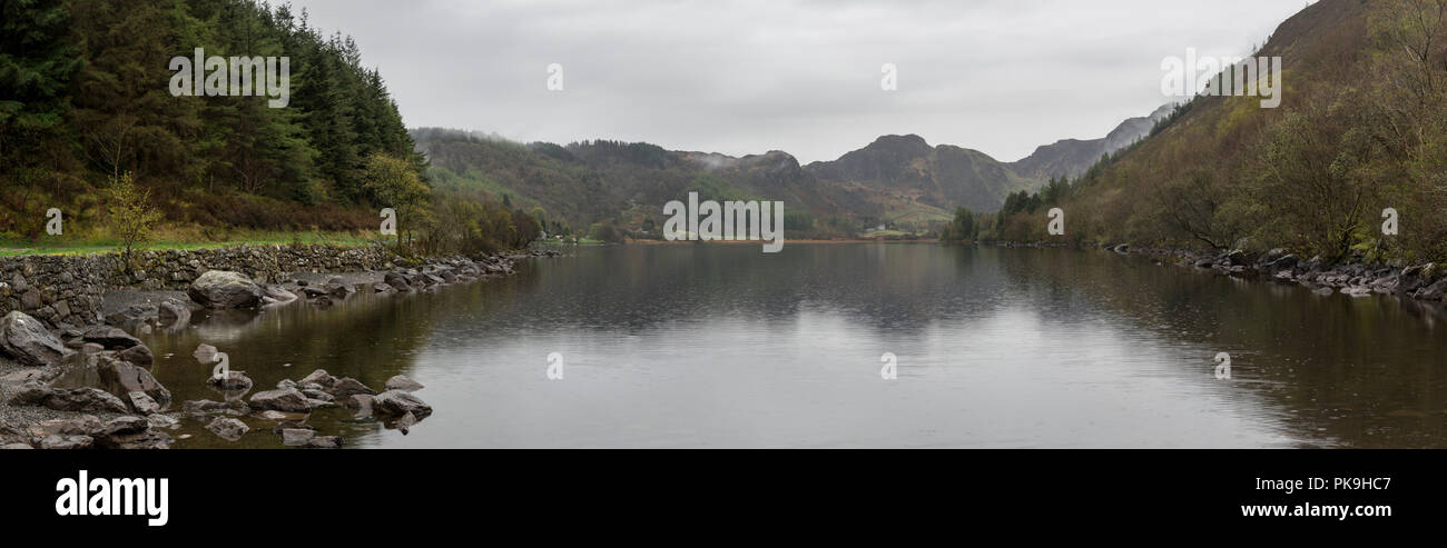 Regnerischen Frühlingstag am Llyn Crafnant Trefriw in der Nähe von Snowdonia, North Wales. Stockfoto