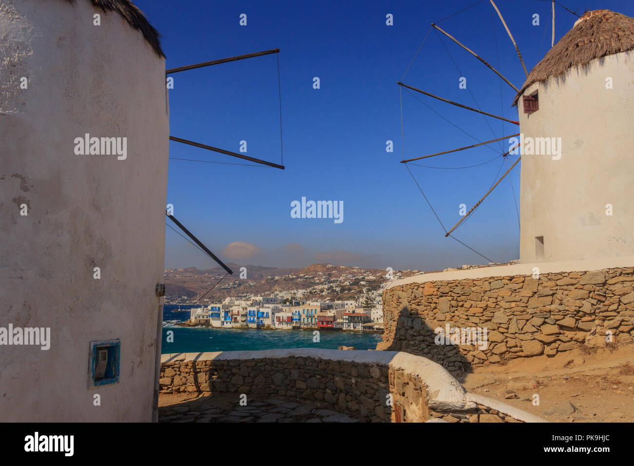 Weiß berühmten Windmühlen mit Blick auf Klein Venedig und Mykonos Stadt, Mykonos, Kykladen, Griechenland. Stockfoto