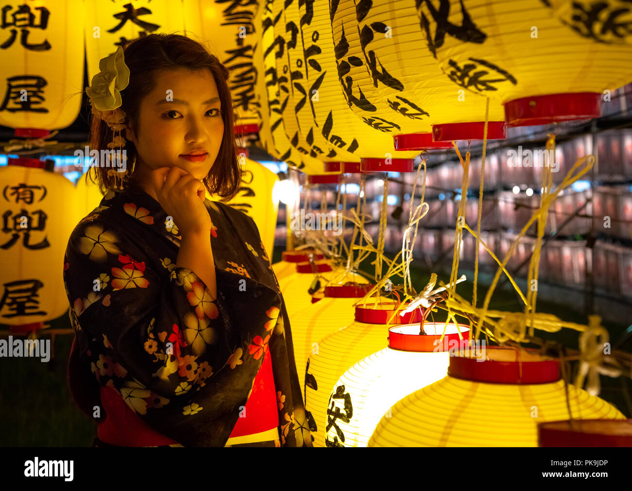 Japanische Frau in yaukuta während Gokoku schrein Mitama matsuri Obon Festival feiert die Rückkehr der Geister der Toten, Kyushu Region Fukuoka Stockfoto