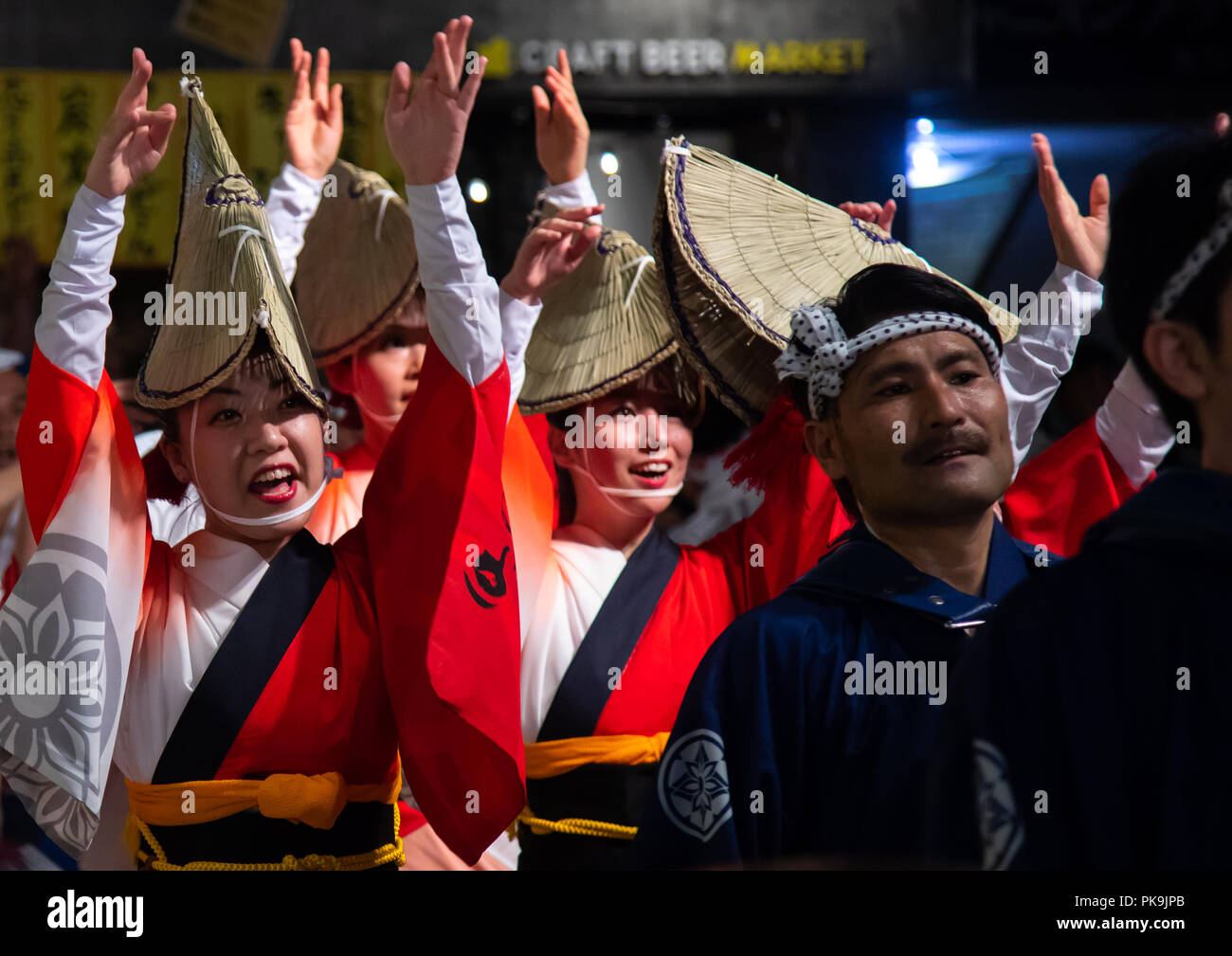 Japanische Frauen mit Stroh Hüte während der koenji Awaodori dance Summer Street Festival, Region Kanto, Tokio, Japan Stockfoto