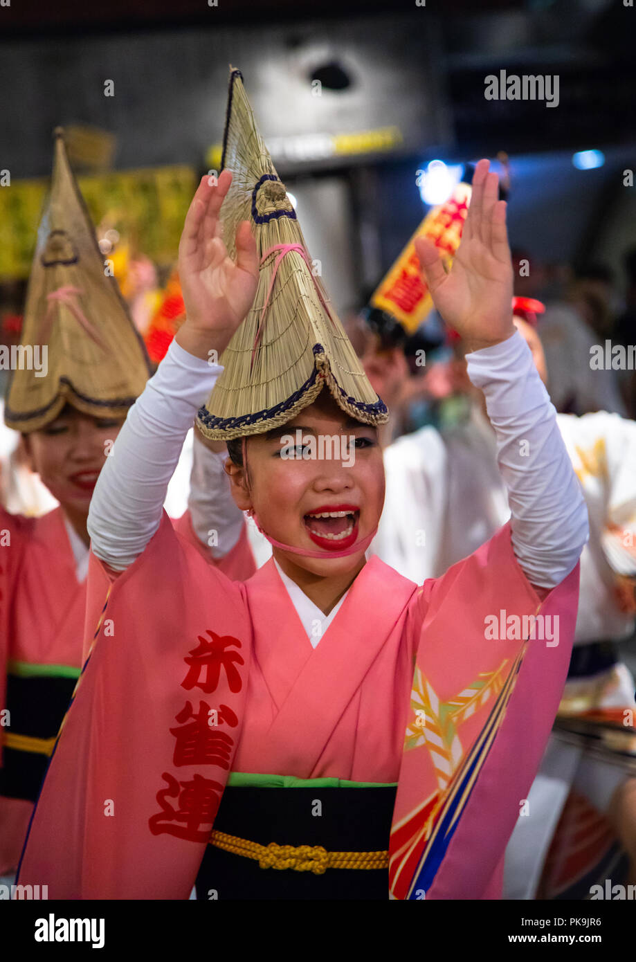 Japanische Frauen mit Stroh Hüte während der koenji Awaodori dance Summer Street Festival, Region Kanto, Tokio, Japan Stockfoto