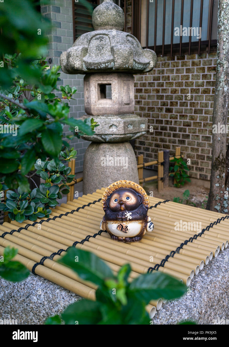 Stein Laterne in Kazue-machi chaya Geisha District, Präfektur Ishikawa, Kanazawa, Japan Stockfoto