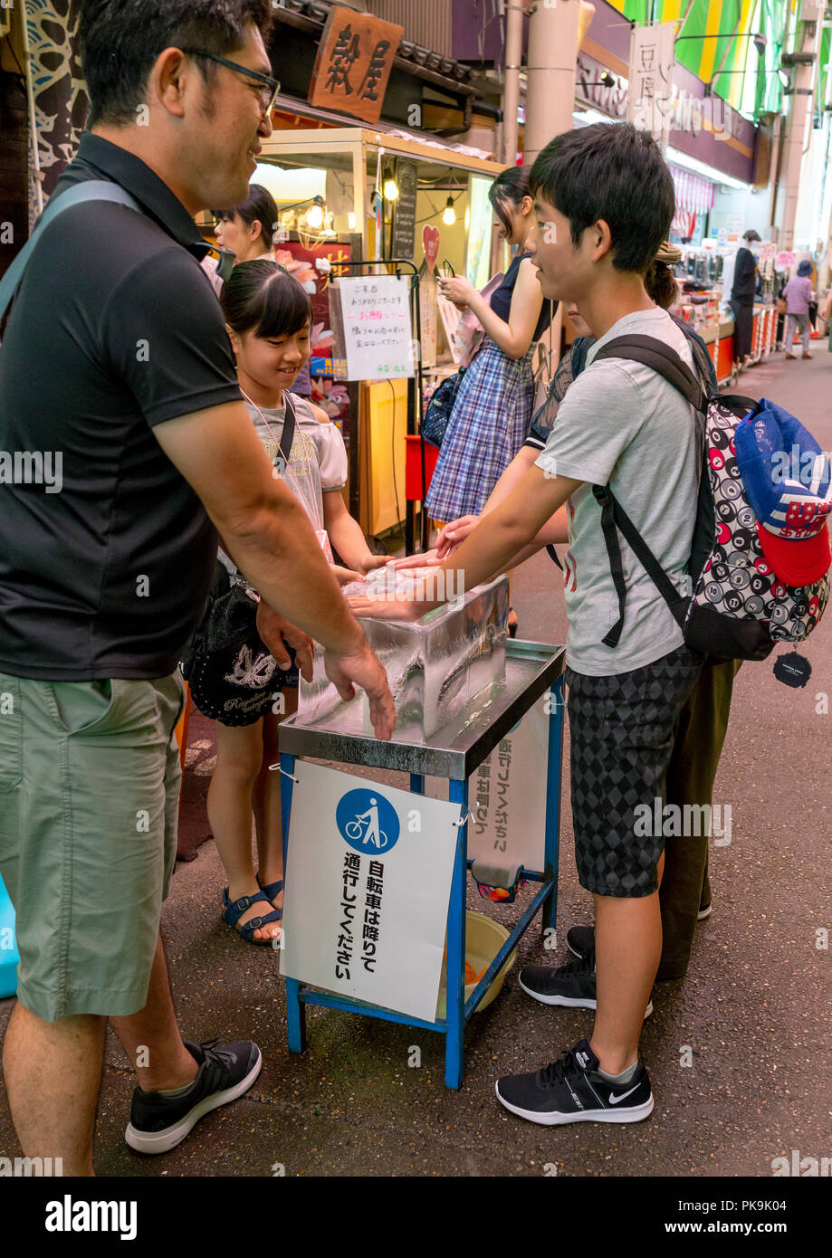 Eis, damit sich die Menschen selbst in Omicho Markt aktualisieren während einer Hitzewelle, Präfektur Ishikawa, Kanazawa, Japan Stockfoto