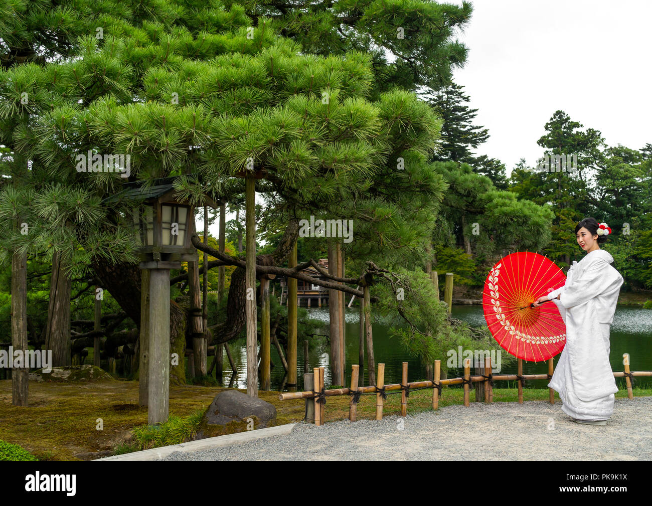 Japanerin mit öl papier Regenschirm in Kenroku-en Garten, Präfektur Ishikawa, Kanazawa, Japan Stockfoto