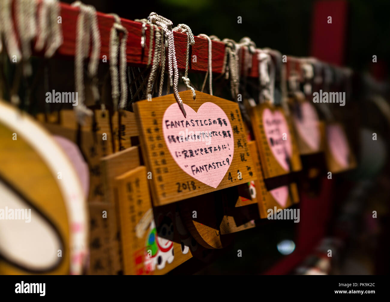 Holz- Wahrsagen Plaketten in einem Schrein, Präfektur Ishikawa, Kanazawa, Japan Stockfoto