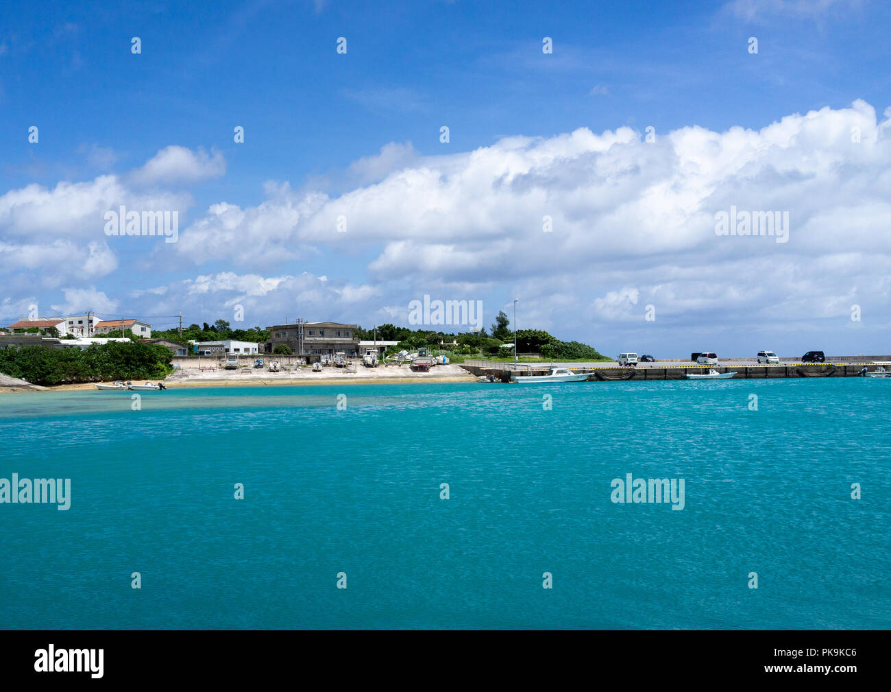 Türkisblaues Wasser im Hafen, yaeyama Inseln, Ishigaki-jima, Japan Stockfoto