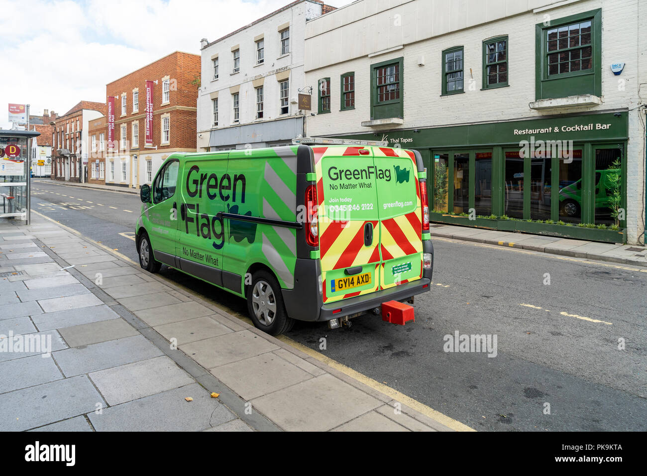 Grüne Flagge Pannenhilfe Fahrzeug in der Straße geparkt Stockfoto