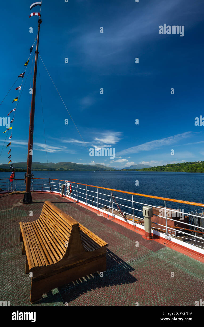 Blick von der Magd des Loch in Balloch, Loch Lomond, mit blauem Himmel Stockfoto