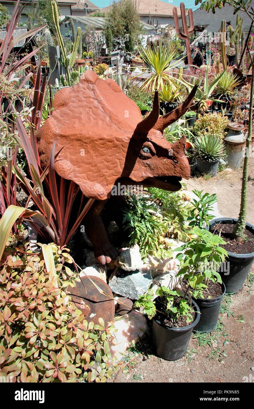 Metall Und Holz Garten Kunst In Der Galerie Zum Verkauf In Kalifornien Oceano Usa America Stockfotografie Alamy