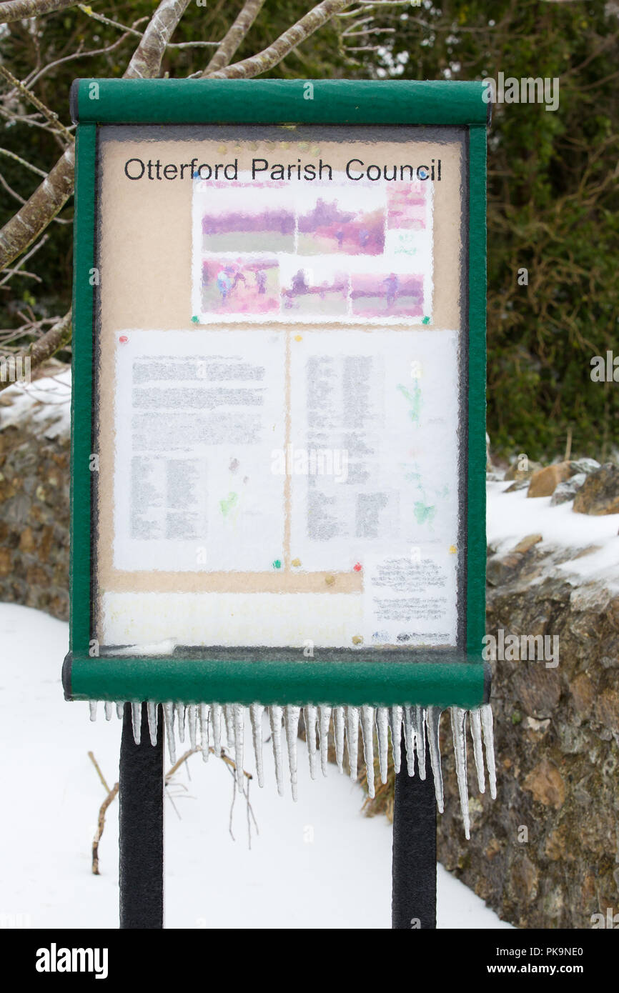 Dorf noticeboard in dickem Eis bedeckt nach Sturm Emma Stockfoto