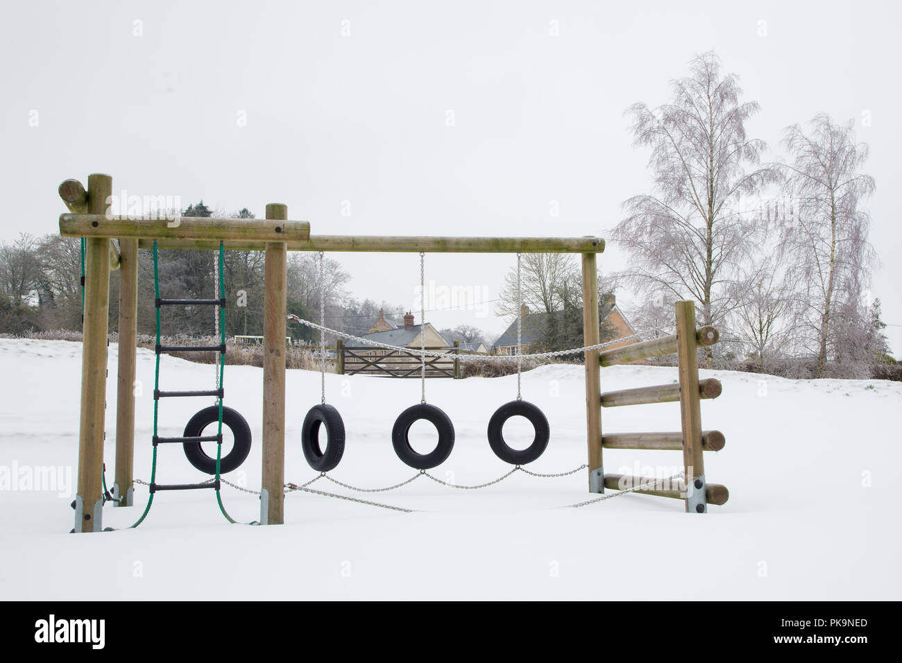 Schnee Park mit Spielgeräten nach Sturm Emma Stockfoto