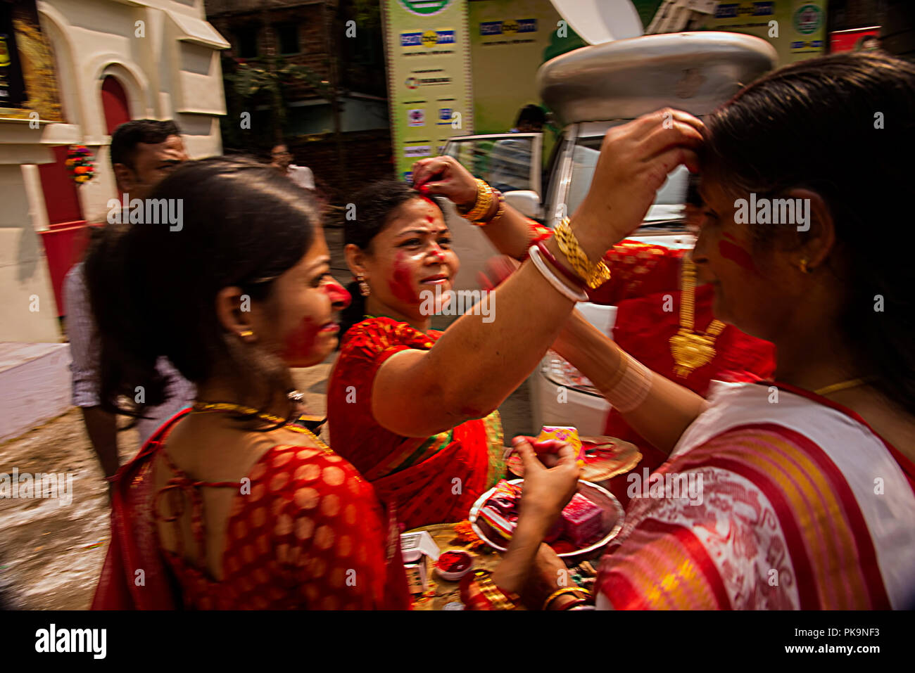 Zinnoberrot, spielen, letzten Ritual, Durga Puja, von verheirateten Damen, an der Puja Pavillon, Babhbazar, Kolkata, Indien. Stockfoto