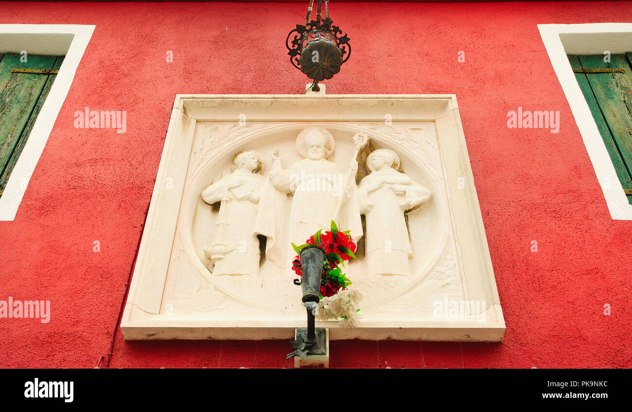 Buntes Haus mit religiösen Bild in Burano, Italien Stockfoto