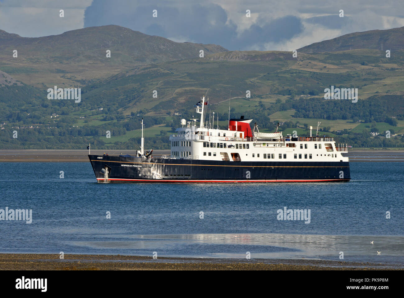 Hebridean Princess wiegt Anker in der Menai Straits aus Beaumaris, Anglesey, Nordwales Stockfoto