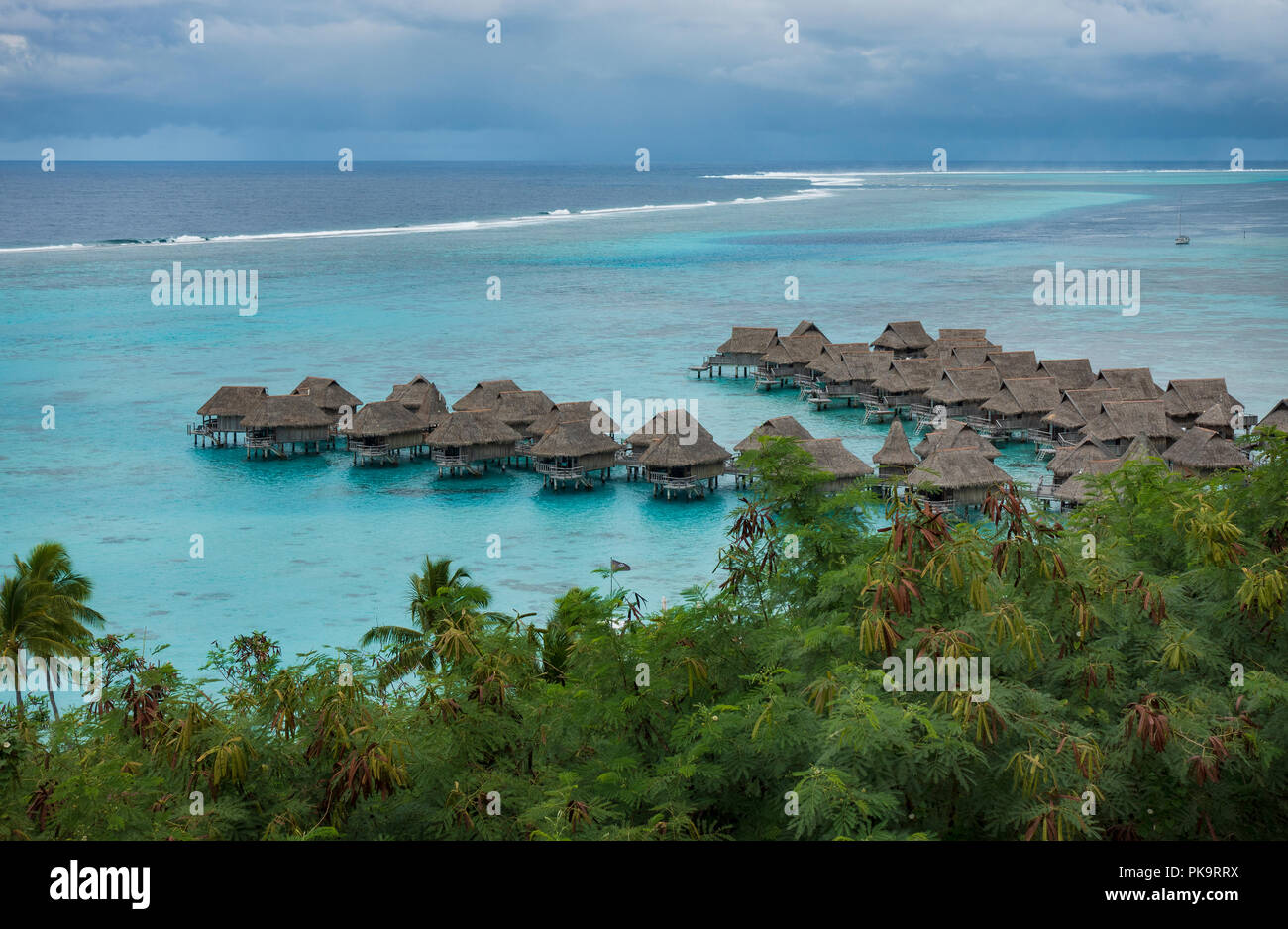 Über das Wasser Bungalows im Sofitel Moorea la Ora Beach Resort, Tahiti, Französisch-Polynesien Stockfoto