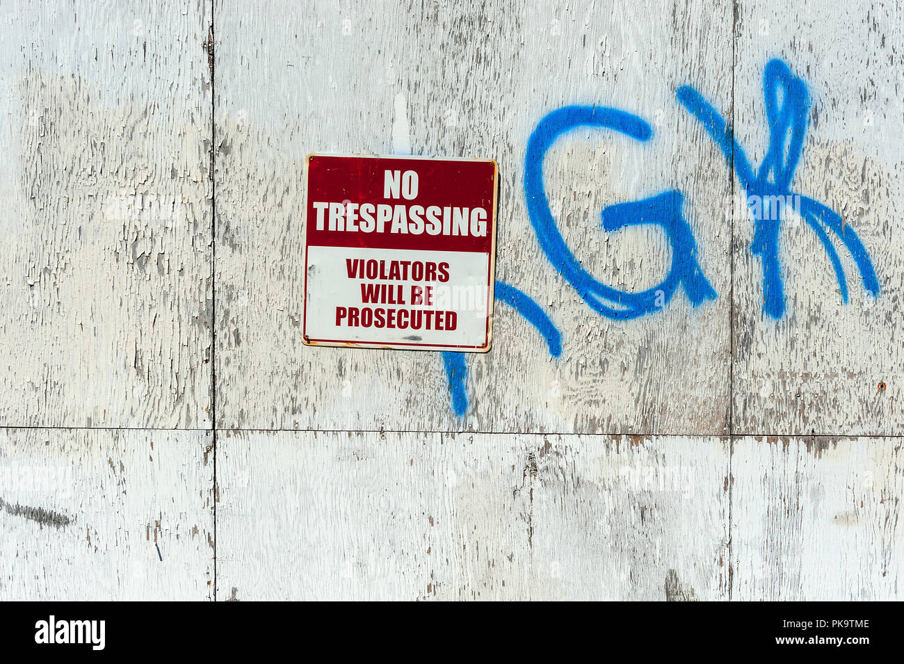 Kein Übertreten Schild über Graffiti auf Verfallenen Mauer. Stockfoto