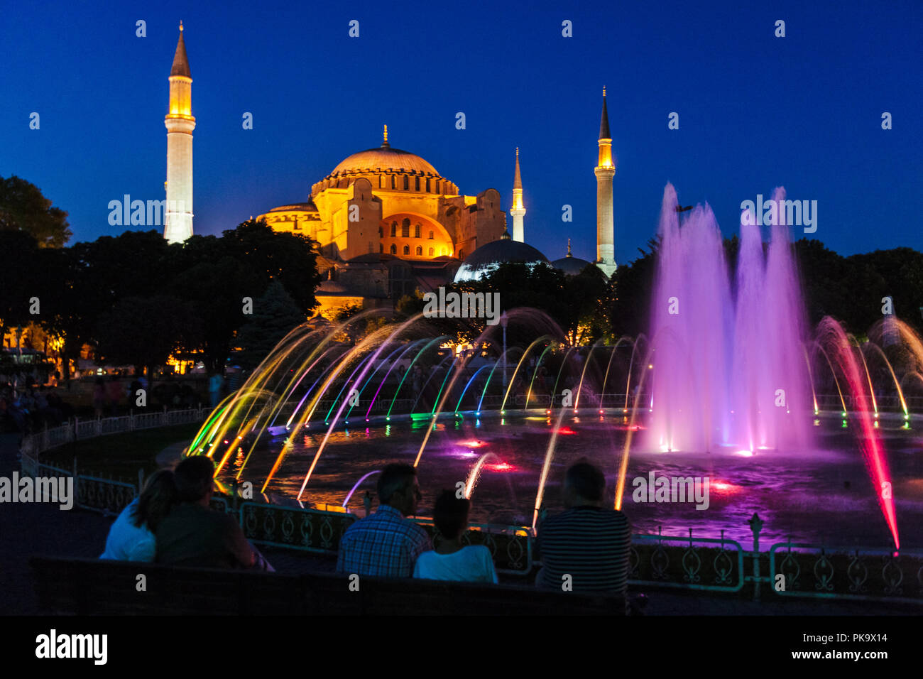 Nacht Blick auf die Hagia Sophia und Brunnen, Istanbul, Türkei Stockfoto