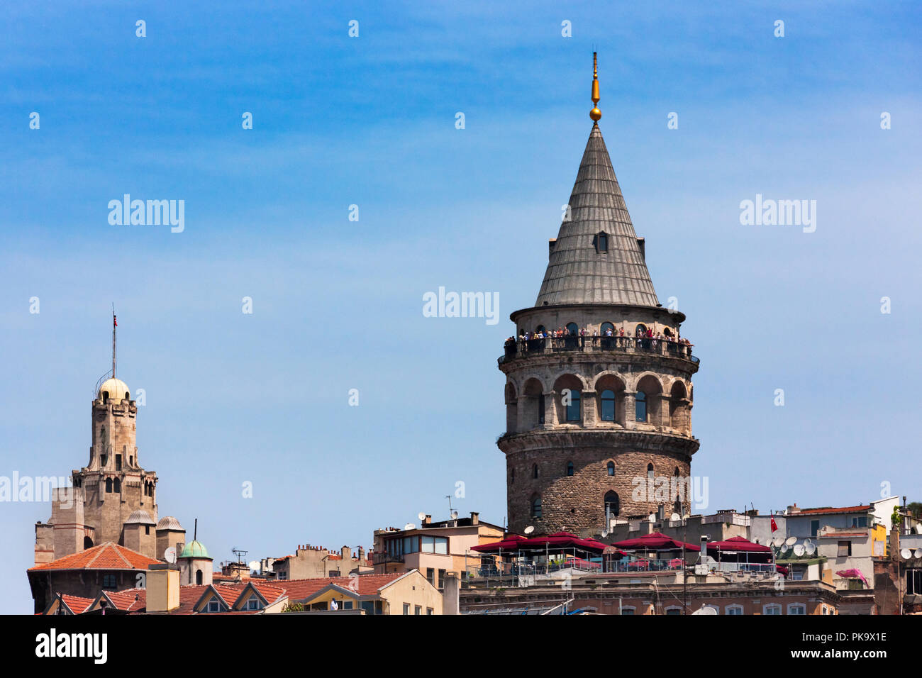 Galata Turm und Häuser entlang der Uferpromenade, Istanbul, Türkei Stockfoto