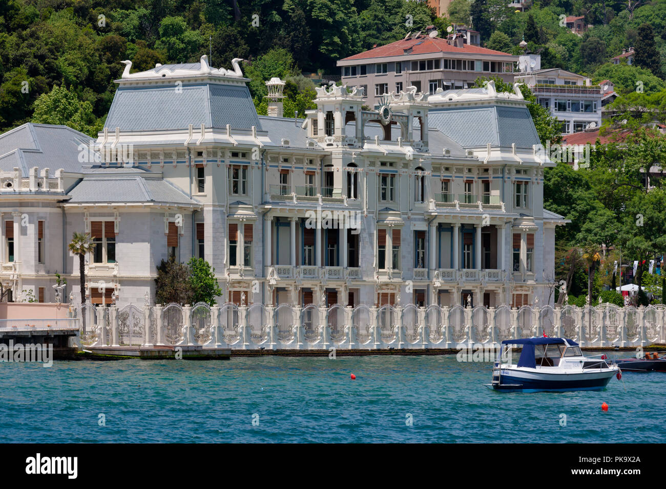 Häuser entlang der Uferpromenade auf der europäischen Seite, das Goldene Horn, Istanbul, Türkei Stockfoto