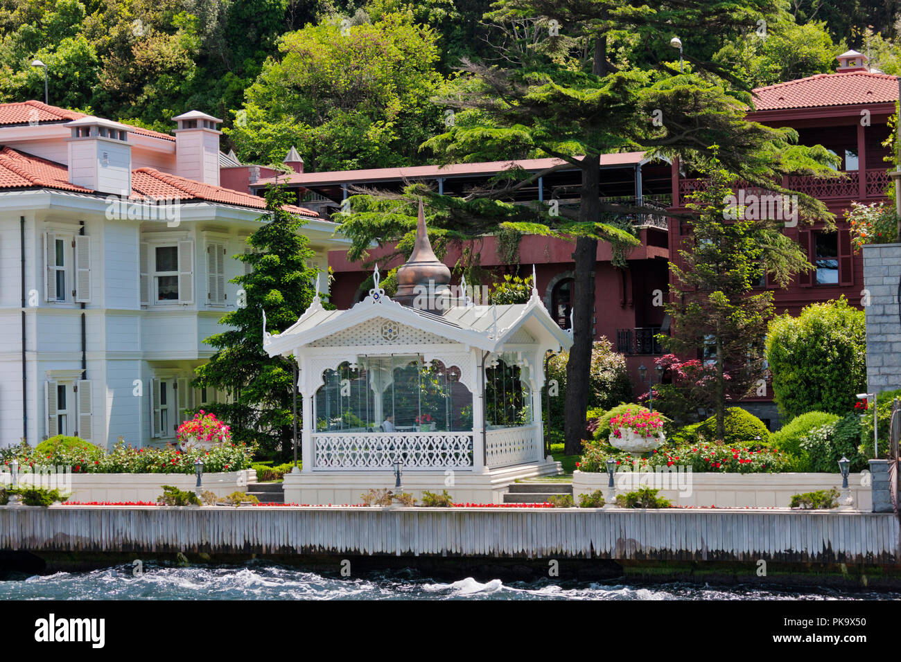 Häuser entlang der Uferpromenade auf der asiatischen Seite, das Goldene Horn, Istanbul, Türkei Stockfoto
