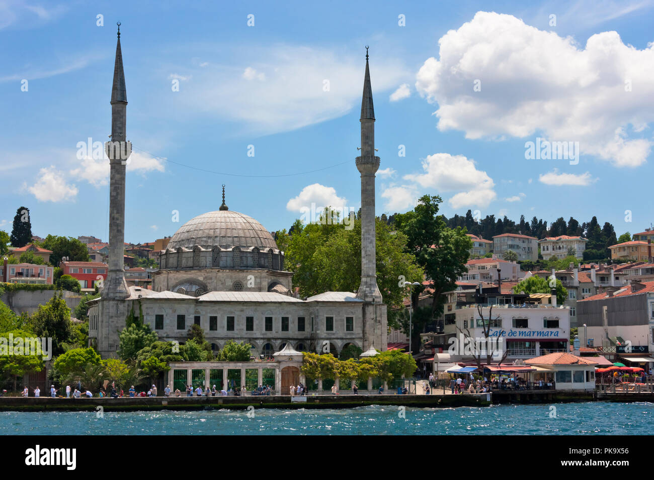 Moschee und Gebäude auf dem Wasser auf der asiatischen Seite, das Goldene Horn, Istanbul, Türkei Stockfoto