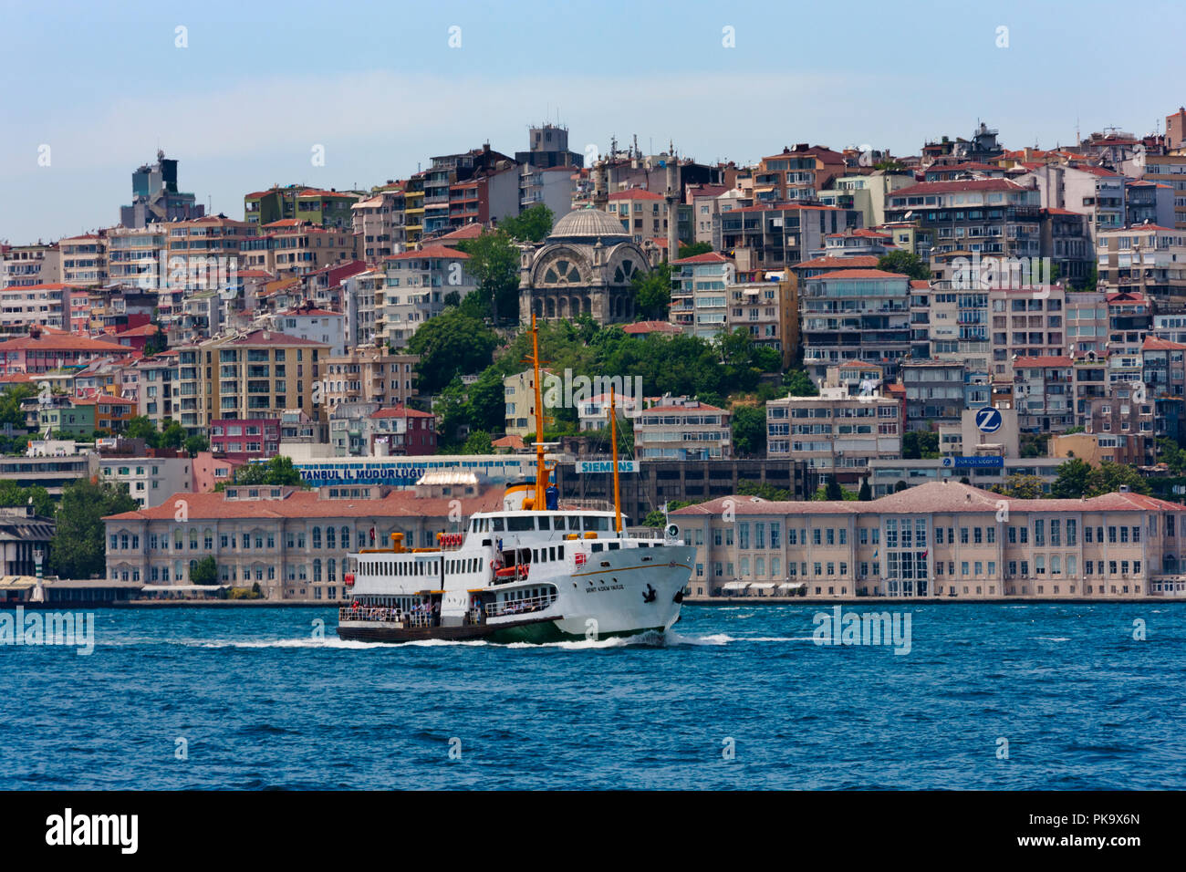 Häuser entlang der Uferpromenade auf der europäischen Seite, das Goldene Horn, Istanbul, Türkei Stockfoto