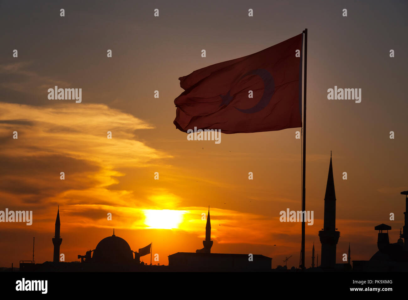 Silhouette der nationalen Flagge und Moschee bei Sonnenuntergang, Istanbul, Türkei Stockfoto