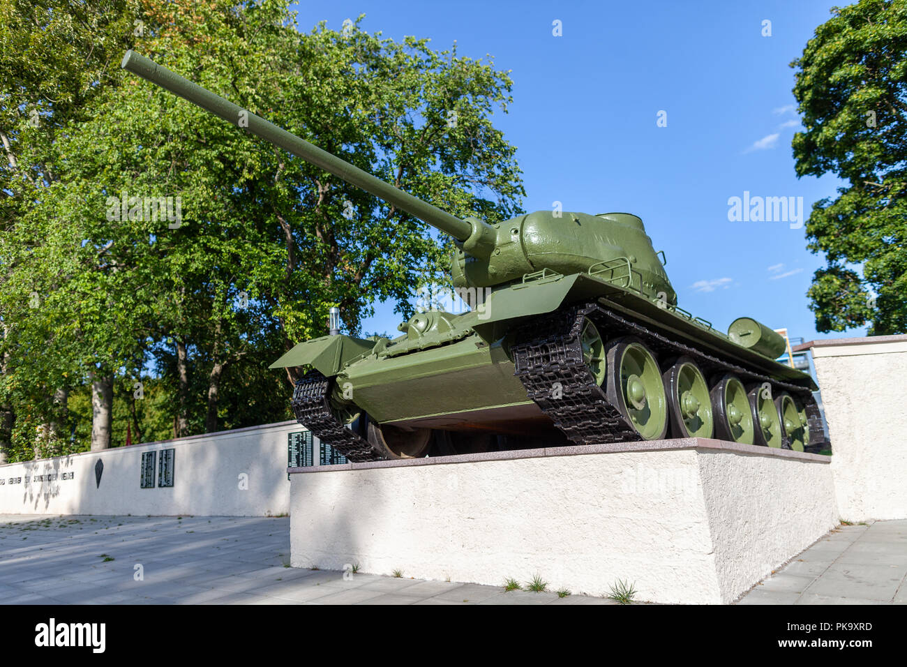 Sowjetischer Panzer auf einer öffentlichen Gedenkstätte in Burg / Deutschland Stockfoto