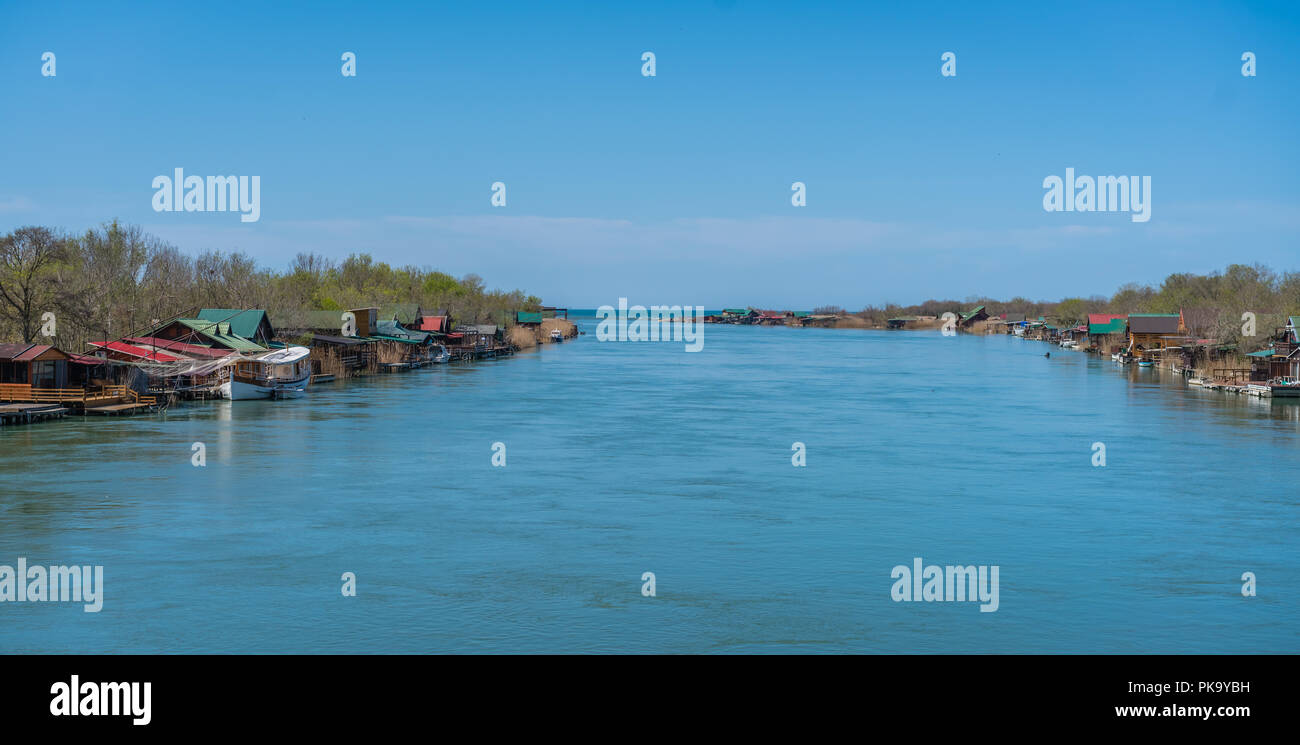 Kleine hölzerne Häuser und Restaurants am Ufer des Flusses in der Nähe von Ada Bojana Ulcinj, Montenegro Stockfoto