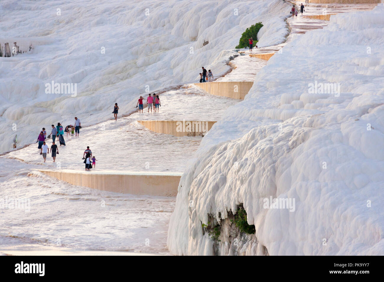 Touristen auf Travertin Terrassen von Pamukkale, Türkei (UNESCO Weltkulturerbe) Stockfoto