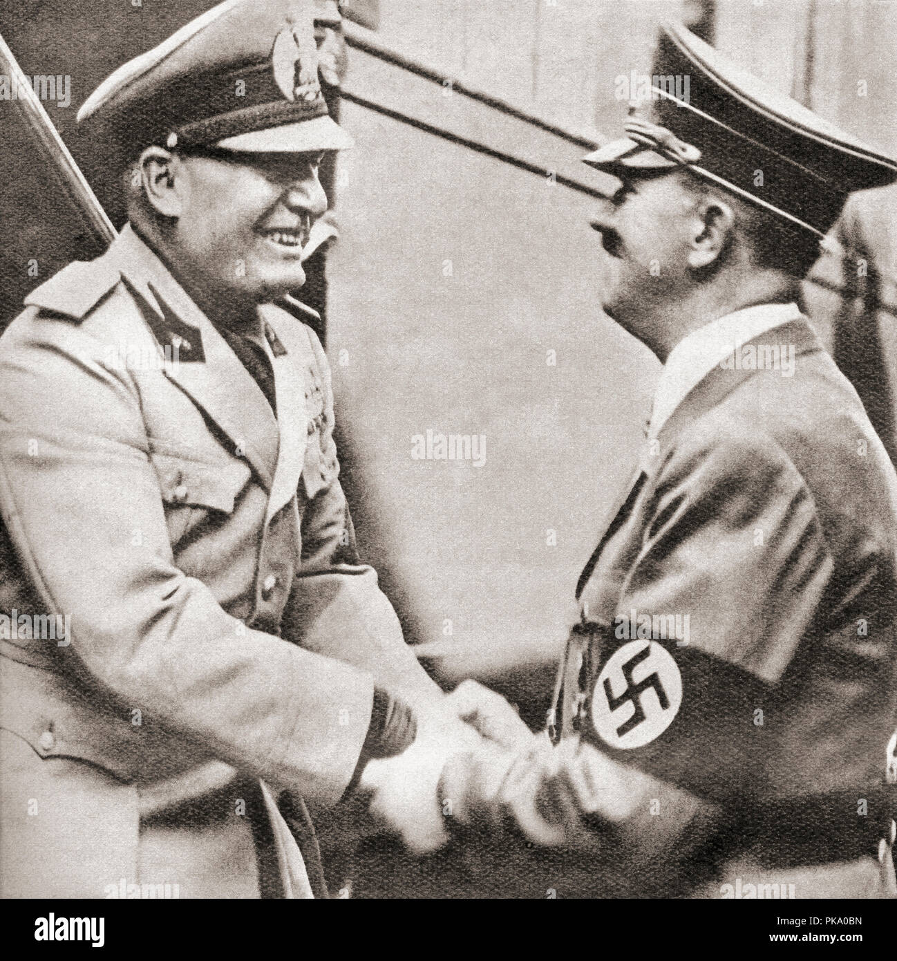 Adolf Hitler, rechts, begrüßt Benito Mussolini in Kufstein, Österreich anlässlich der Konferenz in München, 1938. Adolf Hitler, 1889 - 1945. Deutsche Politiker, Demagoge, Alldeutschen revolutionären, den Führer der Nsdap, Bundeskanzler von Deutschland, und Führer des nationalsozialistischen Deutschlands von 1934 bis 1945. Benito Amilcare Andrea Mussolini, 1883 - 1945. Italienische Politiker, Journalist, Chef der Nationalen faschistischen Partei und der italienische Ministerpräsident von 1922 bis 1943. Von diesen enormen Jahre, veröffentlicht 1938. Stockfoto