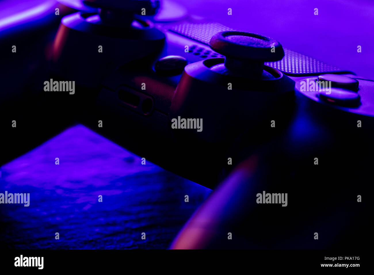 Video Game Controller in der Nacht mit Beleuchtung Stockfoto