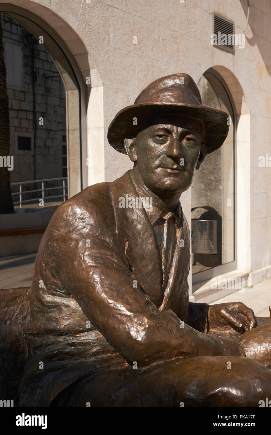 Statue des Kroatischen Dichters Augustin Josip 'tin' Ujević, Makarska, Dalmatien, Kroatien. Stockfoto