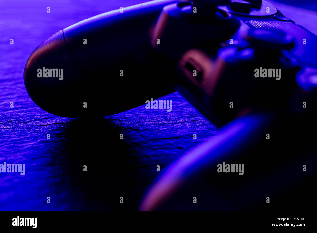 Video Game Controller in der Nacht mit Beleuchtung Stockfoto