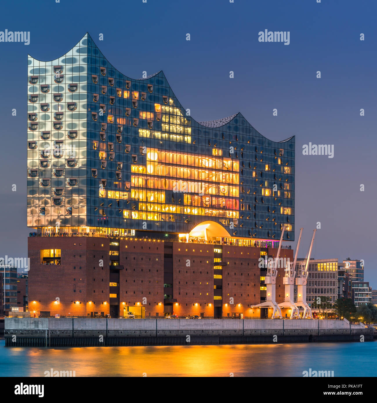 Die Elbphilharmonie (Elbphilharmonie) ist ein konzertsaal in der HafenCity Quartal Hamburg, Deutschland, auf der Halbinsel von der Elbe. Es ist Stockfoto