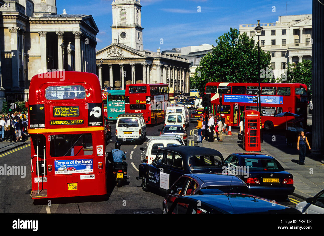 Route master Busse, Außerhalb der National Gallery, den Trafalgar Square, die Straße jetzt geschlossen und in der Fußgängerzone, Westminster, London, England. Großbritannien, Stockfoto