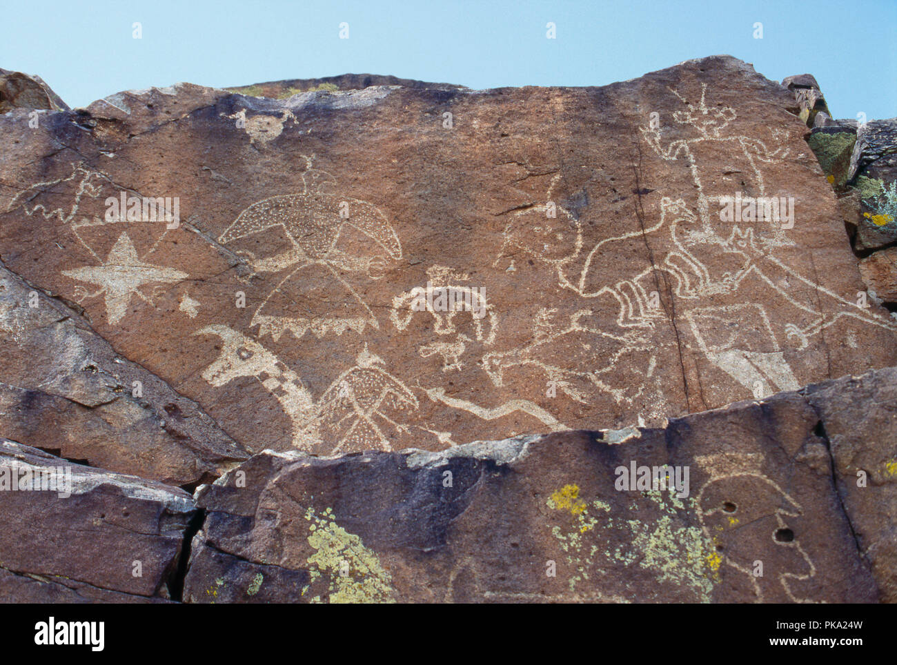 Thunderbird, gefiederten Schlange und andere Indianische Felszeichnungen in der Nähe von La Cumbrecita, New Mexico. Foto Stockfoto
